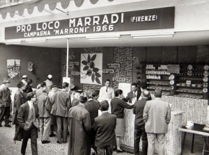 Renato Ridolfi allo stand della Pro Loco a Cuneo nel 1966