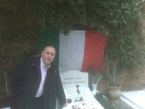 Rodolfo Ridolfi sulla tomba di Bettino Craxi 